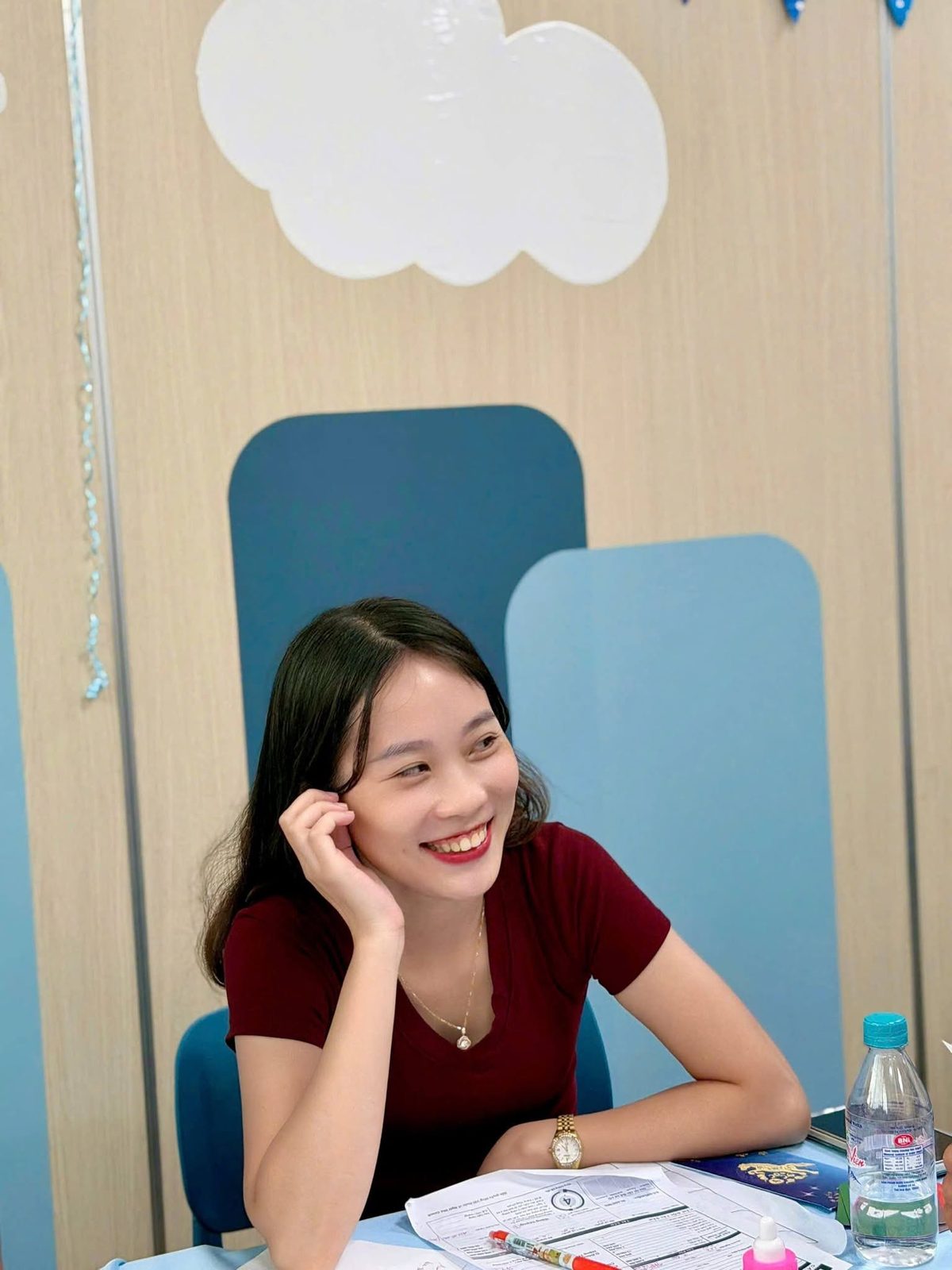 Một người chơi mỉm cười lắng nghe trong buổi sinh hoạt