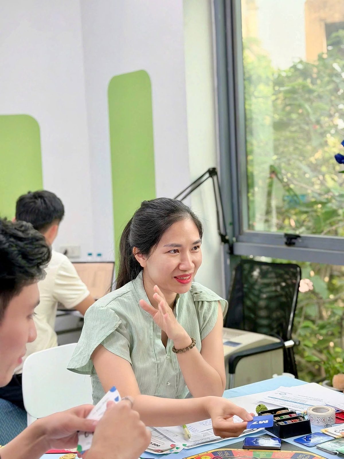 Người chơi đọc thẻ bài trong LiFin Game