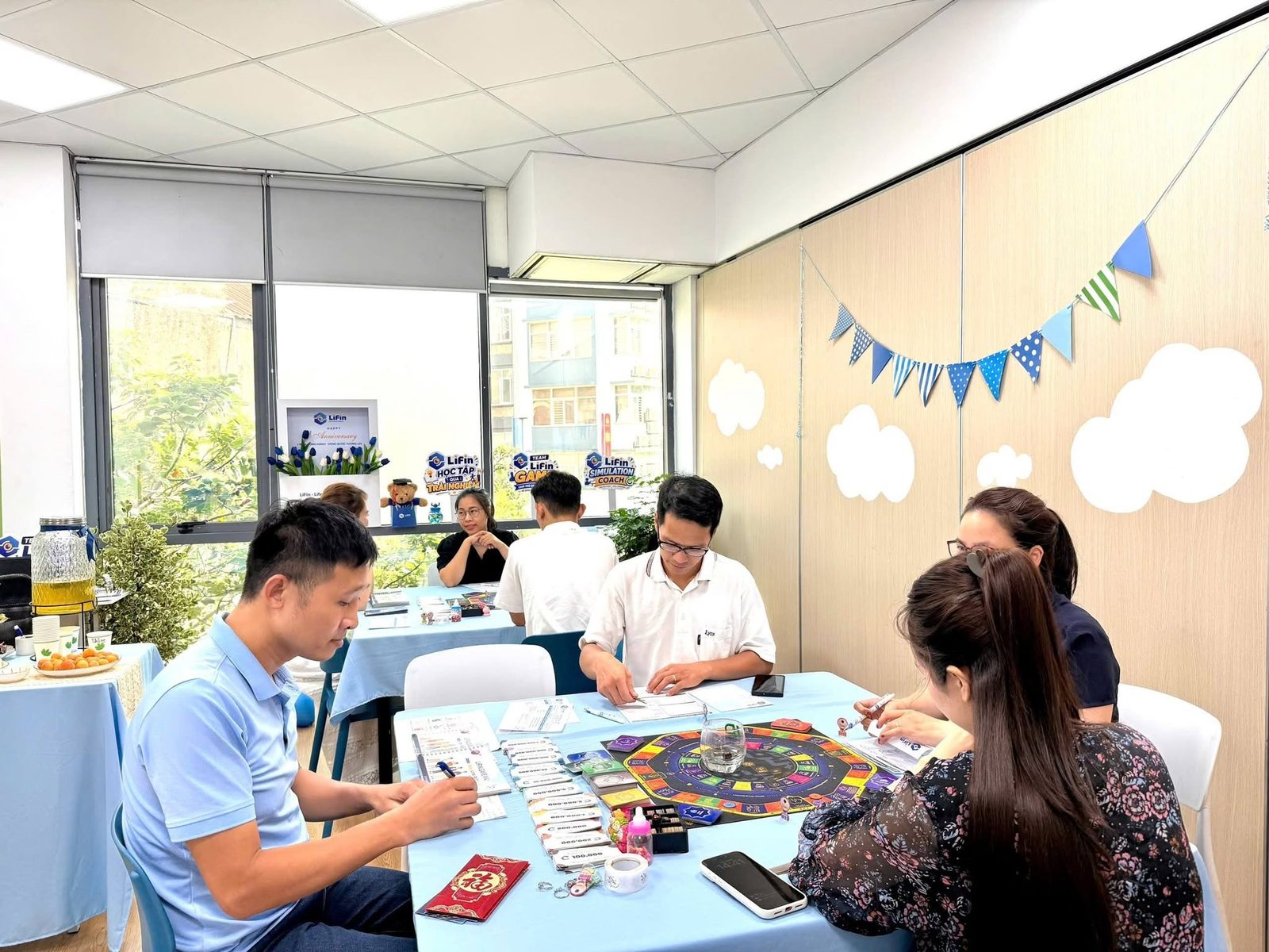 Người chơi tập trung vào lượt đi của mình
