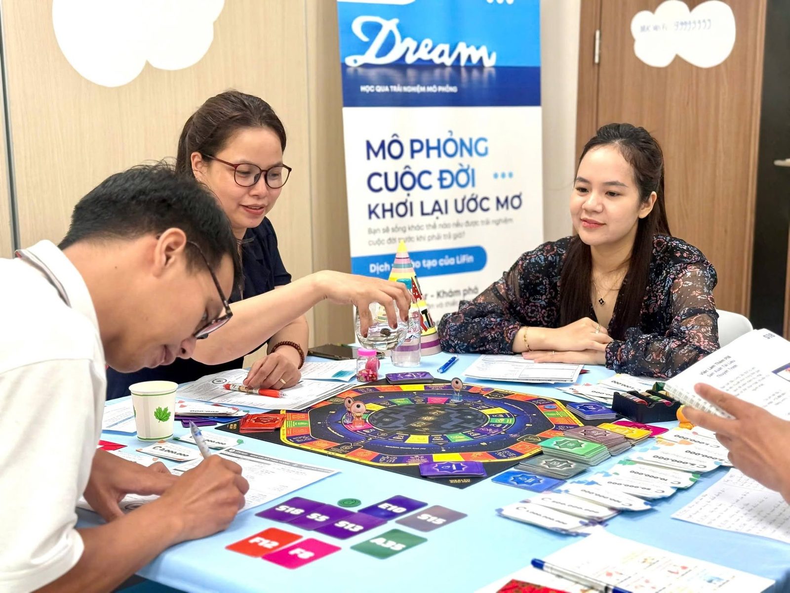 Bàn chơi LiFin Game bên backdrop Mô phỏng cuộc đời, khơi lại ước mơ