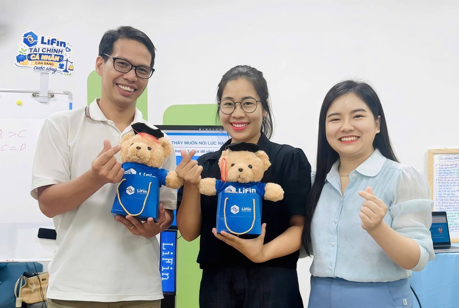 Đội ngũ LiFin cùng quà tặng gấu bông LiFin