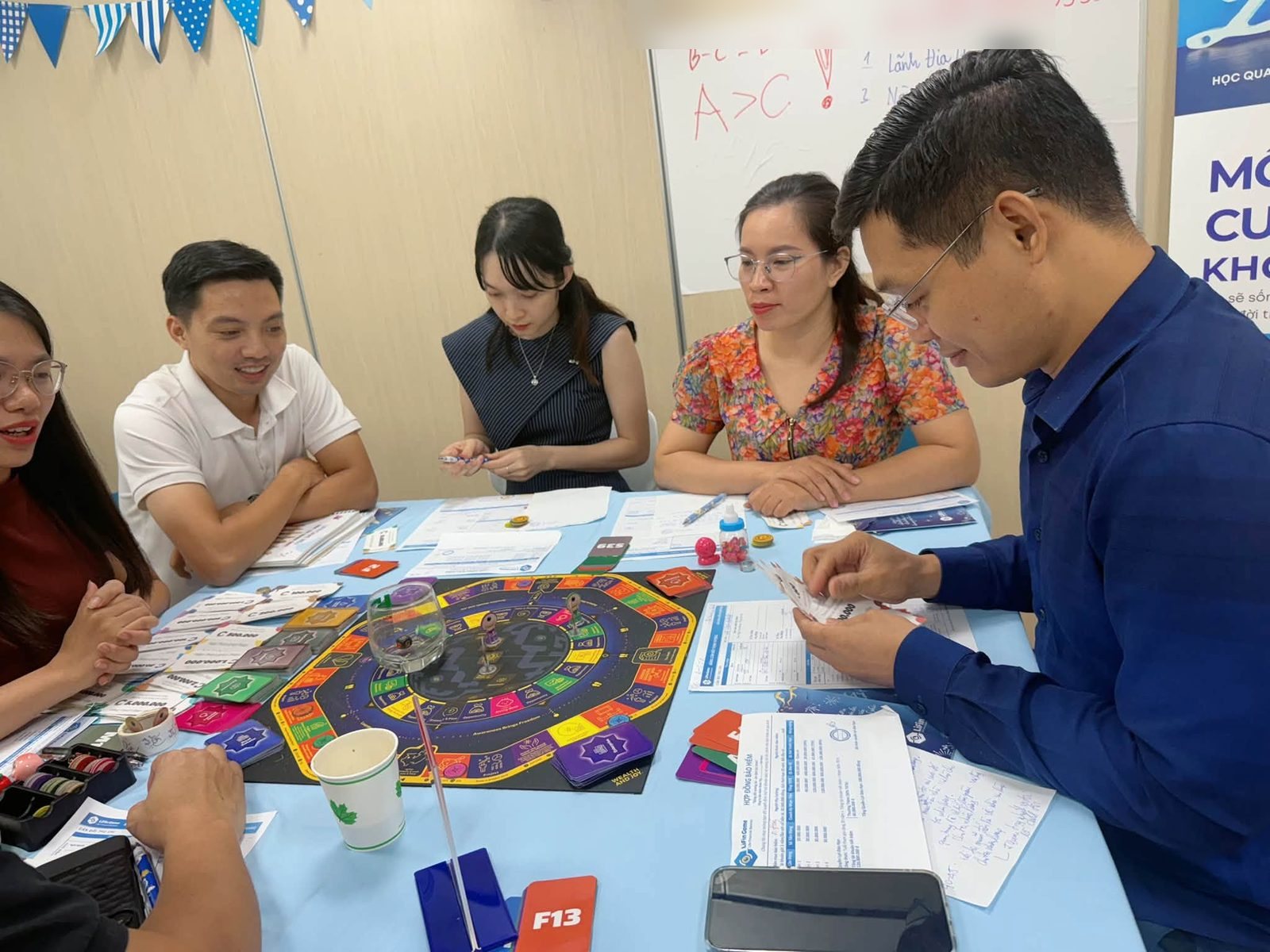 Người chơi tính toán bên bàn LiFin Game