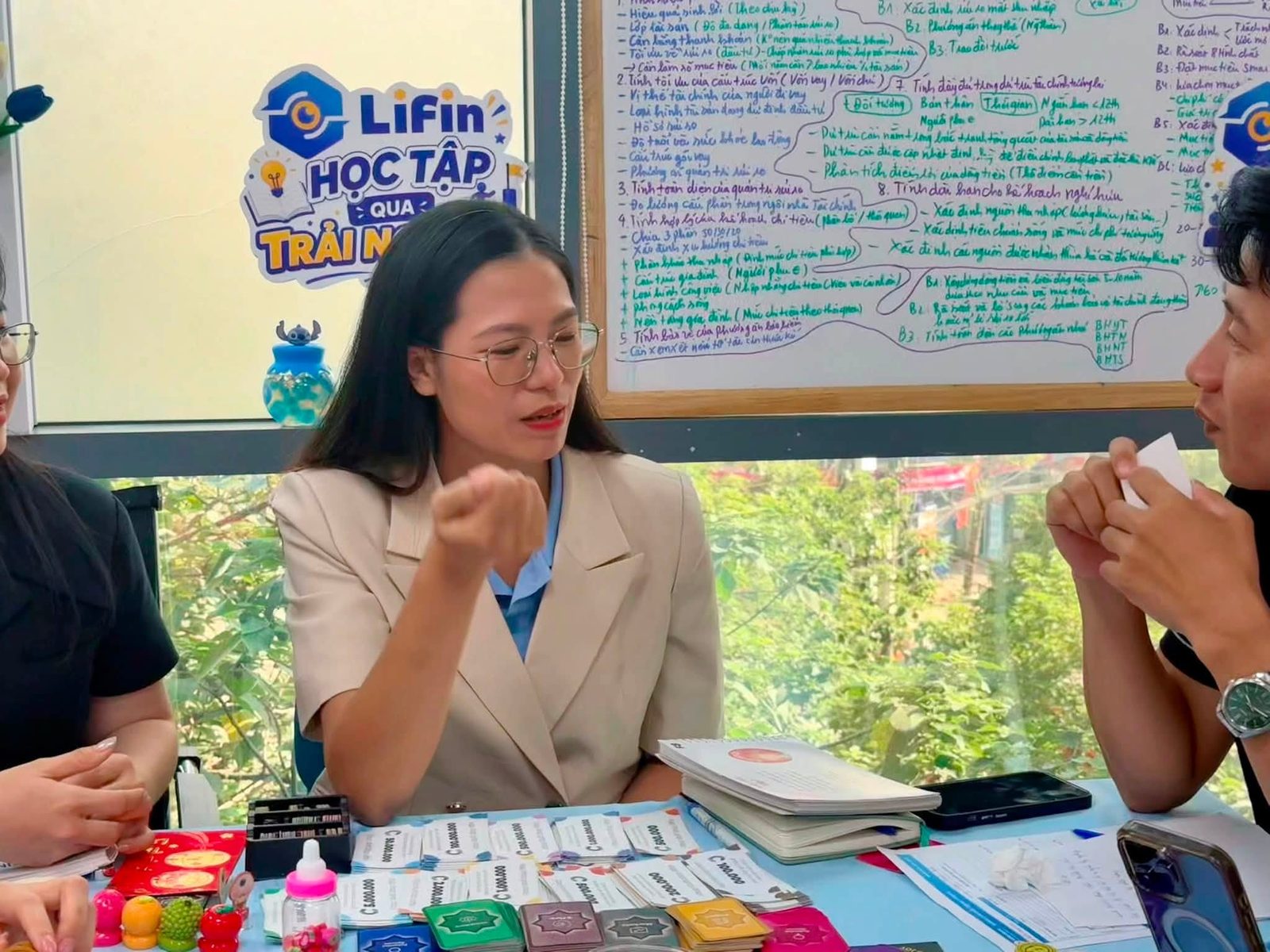 Coach trao đổi cùng người chơi bên bảng ghi chú của buổi game