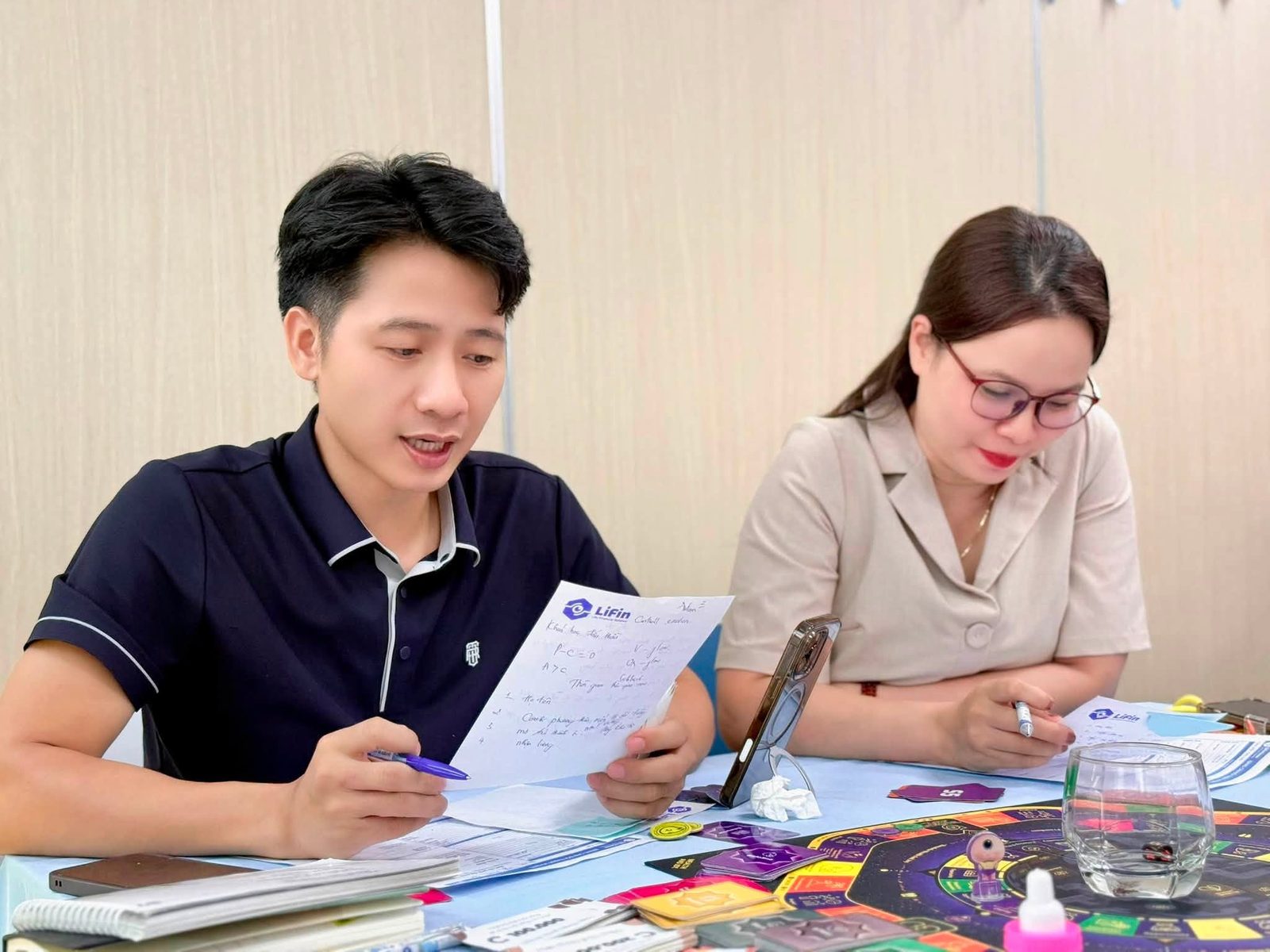 Người chơi đọc lại bảng theo dõi của mình sau lượt đi