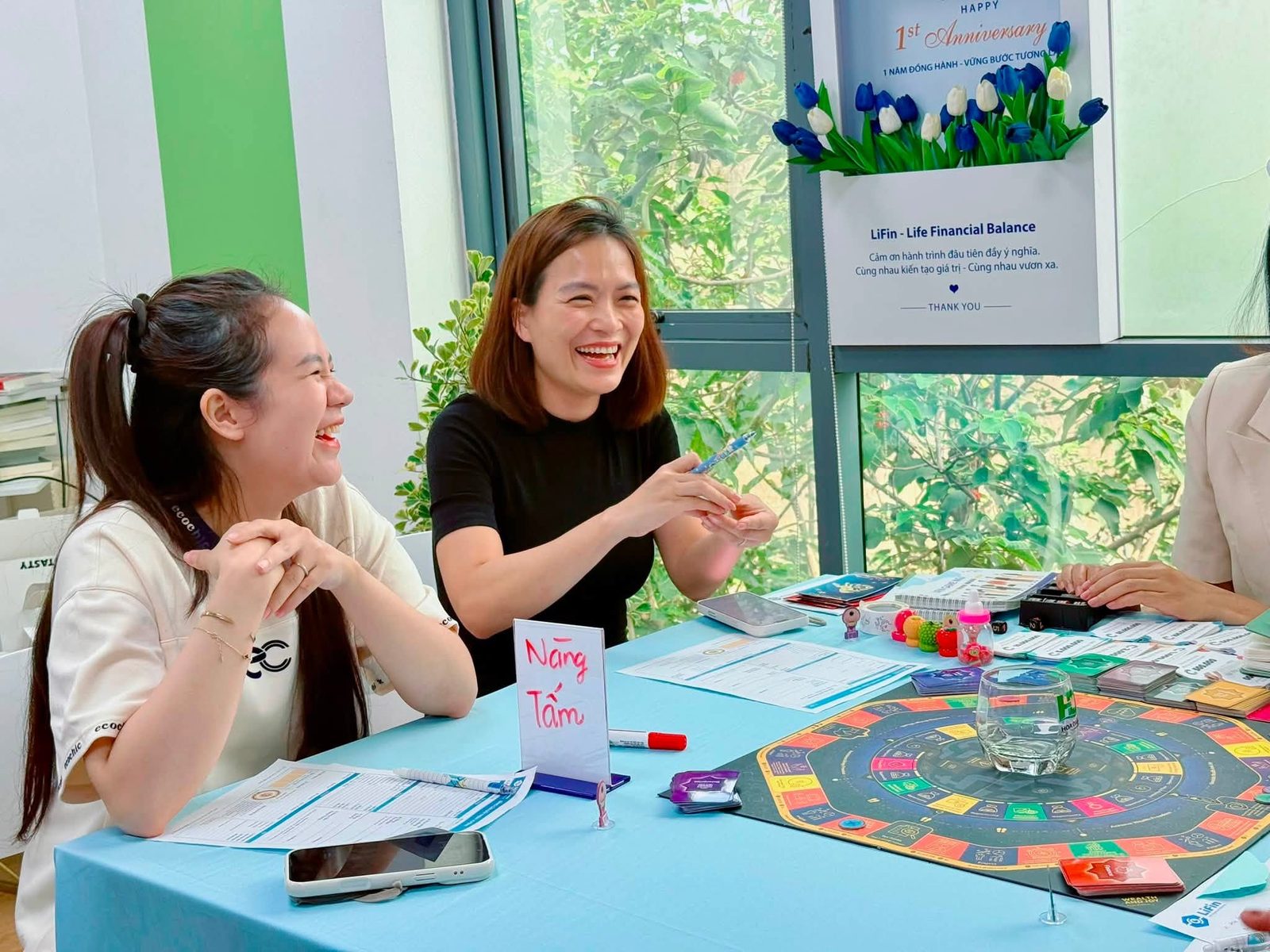 Hai người chơi cười vui khi chia sẻ sau buổi LiFin Game