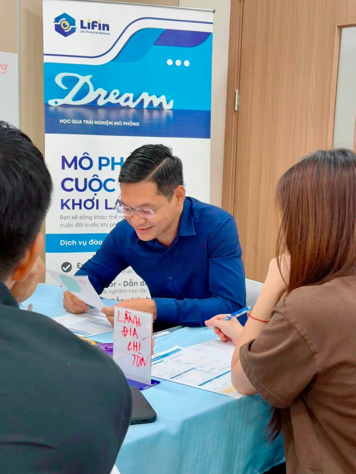 Coach LiFin đọc thẻ bài cùng người chơi